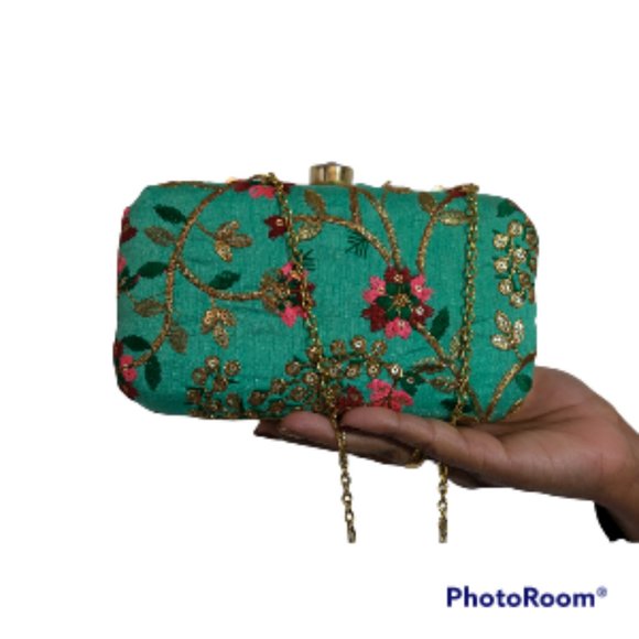 Green Clutch with  embroidery -hand made - Picture 6 of 8